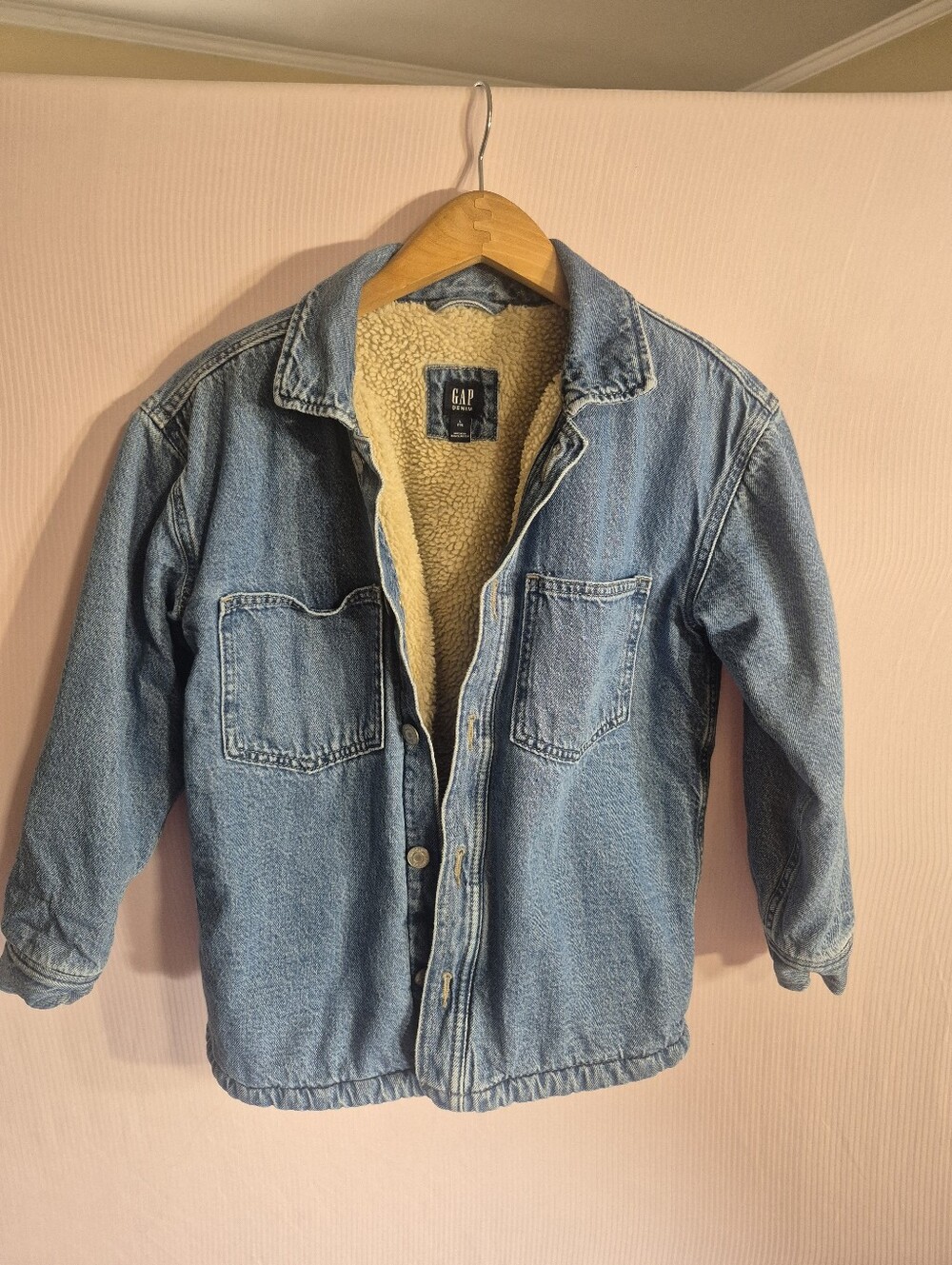 Gap denim jacket featuring a cozy tan sherpa lining and dual front patch pockets